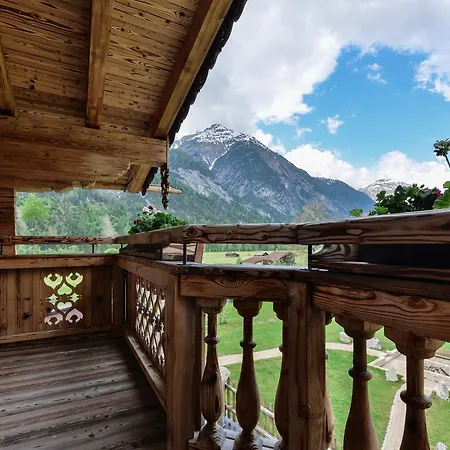 Oberlechtaler Hof Boutique Hotel Holzgau