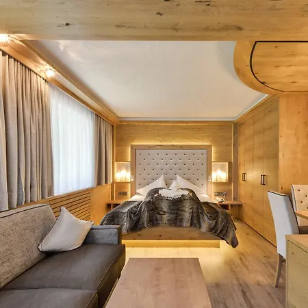 Oberlechtaler Hof Boutique מלון 4*