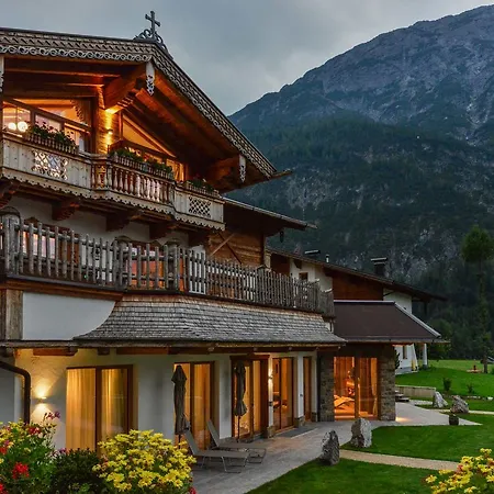 Oberlechtaler Hof Boutique فندق هولزاغو